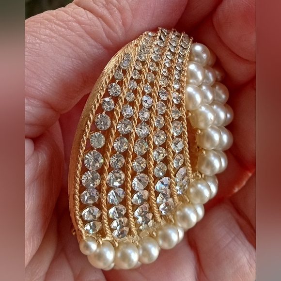 Trifari Crown Gold Tone Faux Pearls Rhinestones Vintage 1960's Brooch - Picture 7 of 16